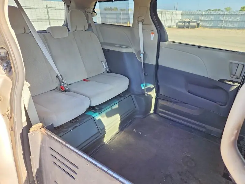 2015 TOYOTA SIENNA LE  