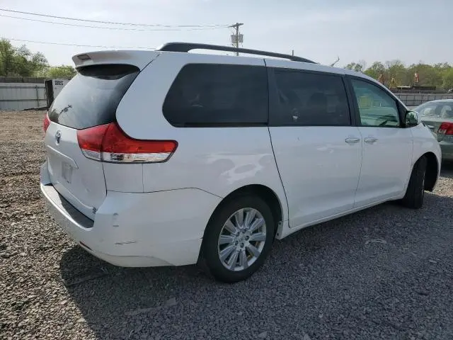 2014 TOYOTA SIENNA XLE  