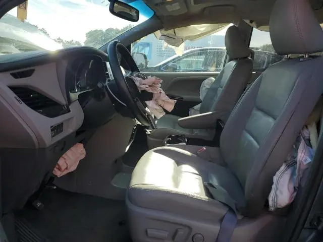 2017 TOYOTA SIENNA XLE  