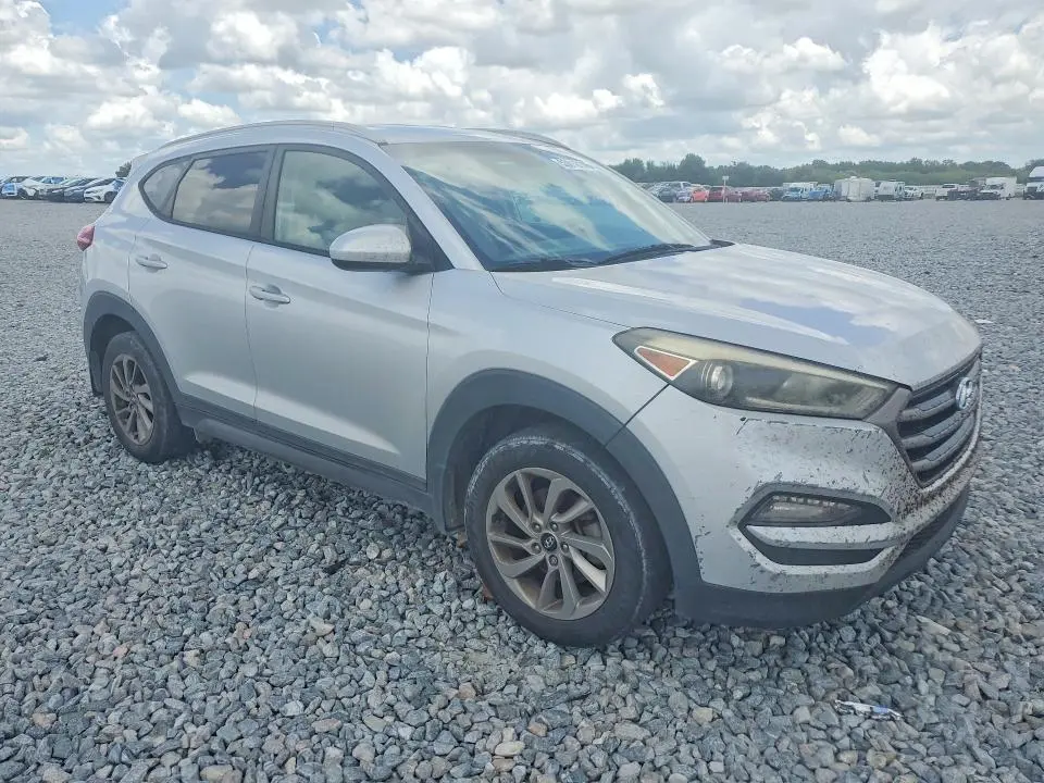 2016 HYUNDAI TUCSON SE  