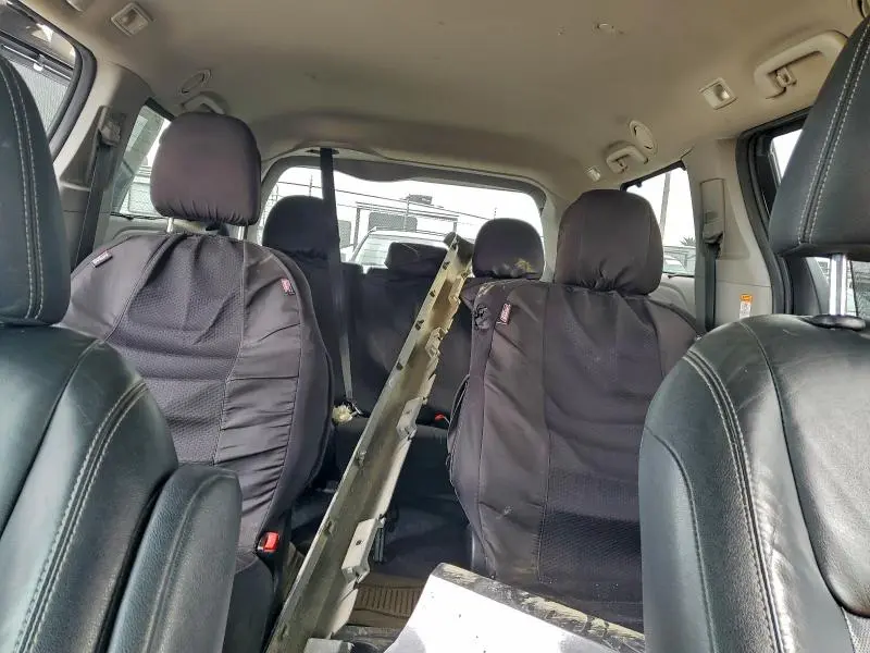 2016 TOYOTA SIENNA SE  