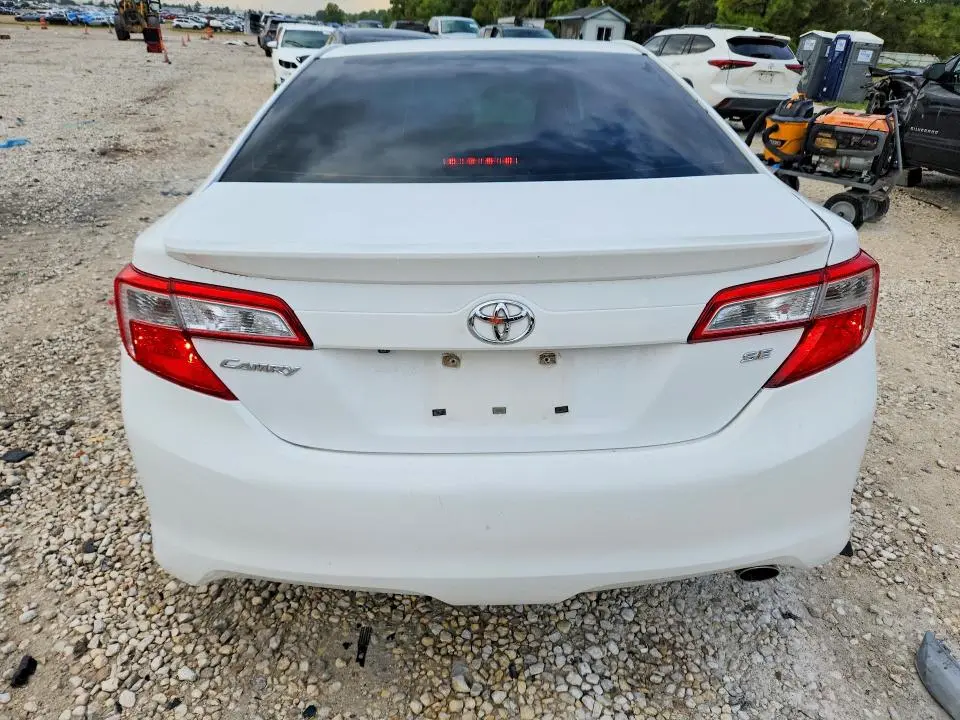 2014 TOYOTA CAMRY SE  