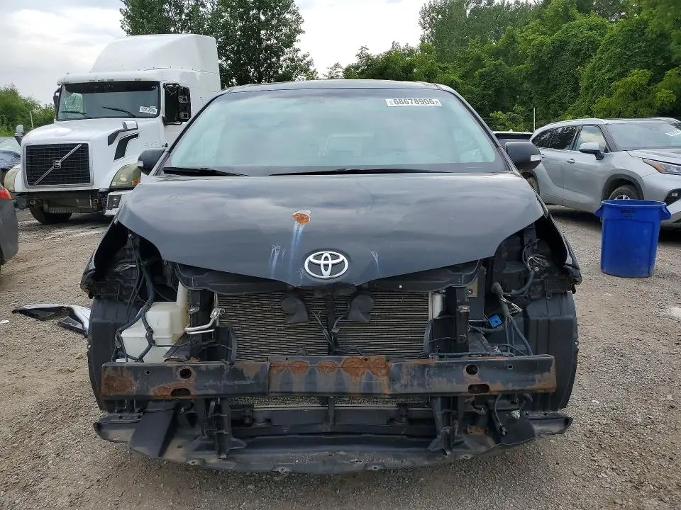 2013 TOYOTA SIENNA XLE 8-PASSENGER  