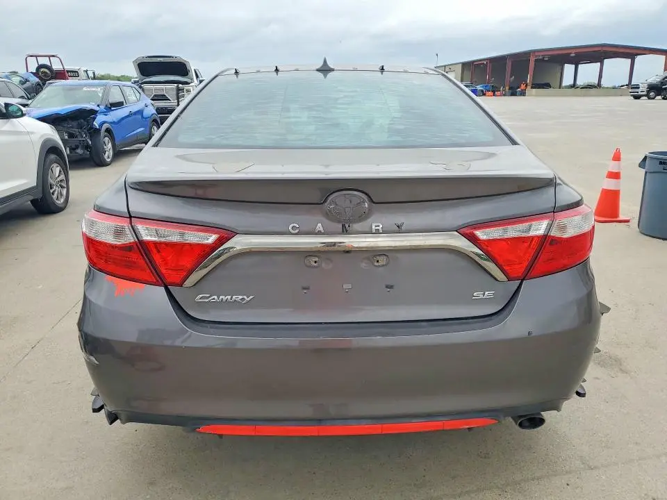 2016 TOYOTA CAMRY SE  