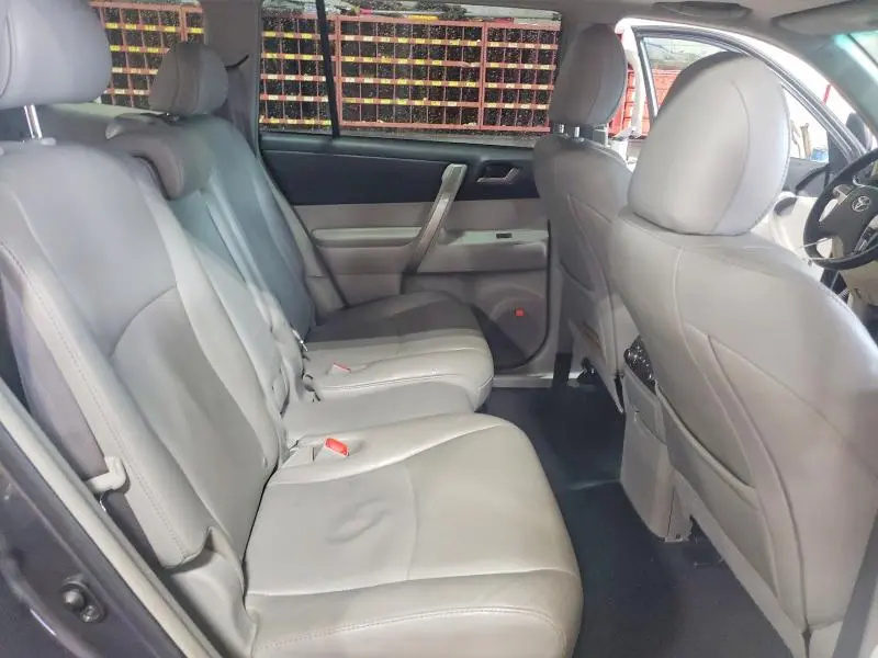 2012 TOYOTA HIGHLANDER SE  