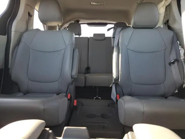 2021 TOYOTA SIENNA XLE  
