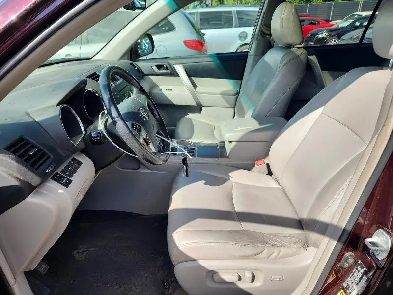 2012 TOYOTA HIGHLANDER SE  