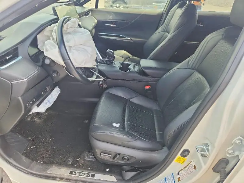 2021 TOYOTA VENZA XLE  