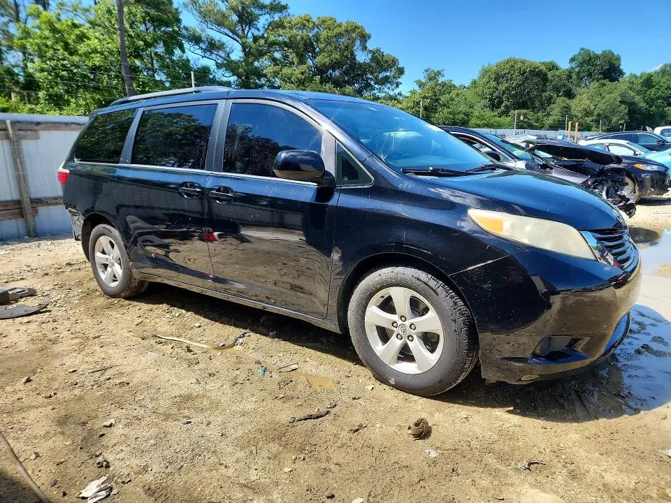 2017 TOYOTA SIENNA LE  