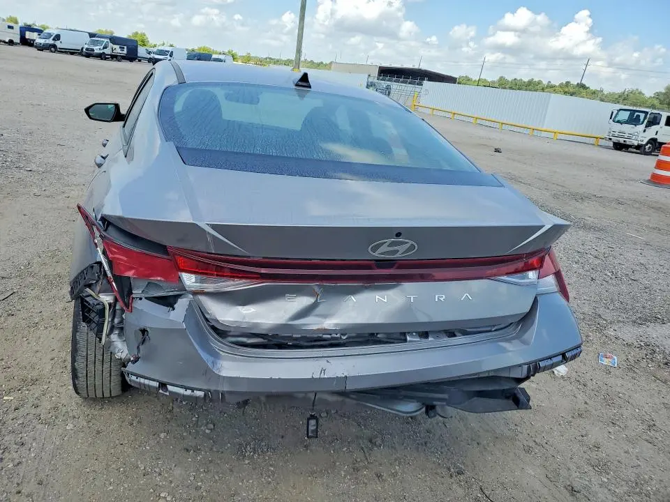 2025 HYUNDAI ELANTRA SE  