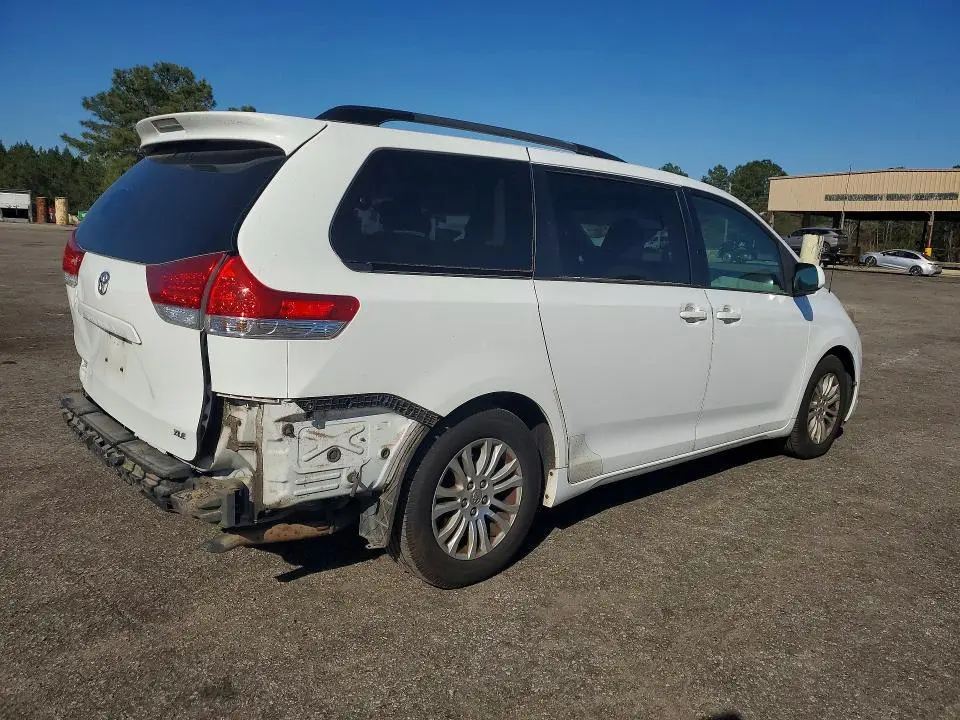 2014 TOYOTA SIENNA XLE 8-PASSENGER  