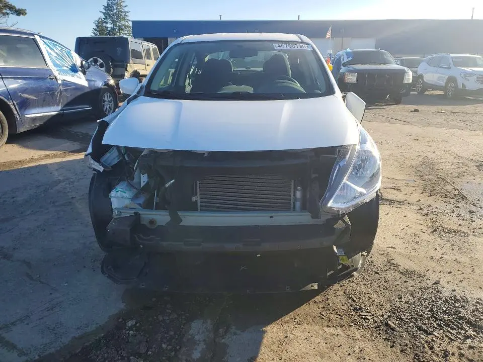 2019 NISSAN VERSA SV  