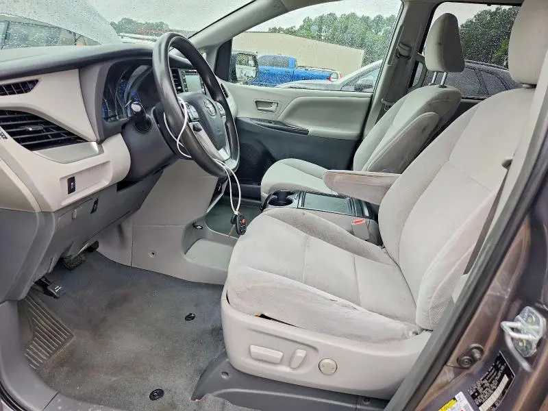 2019 TOYOTA SIENNA LE  