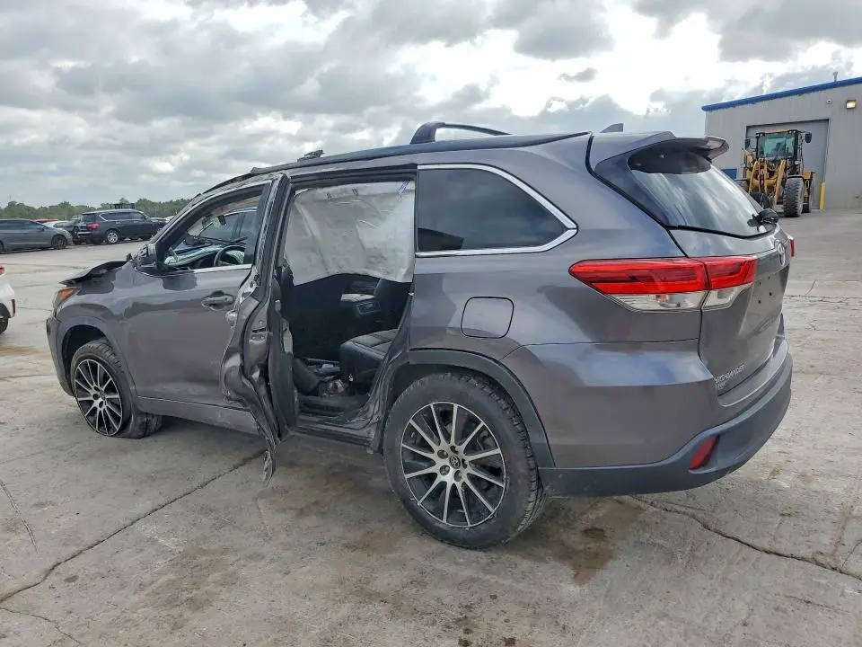 2018 TOYOTA HIGHLANDER SE  