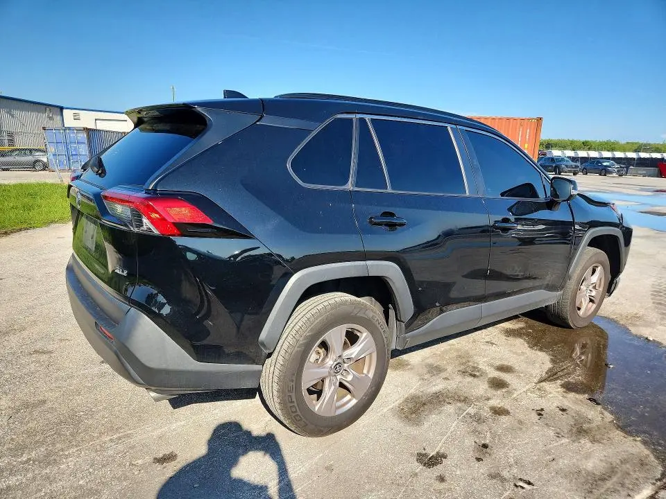 2022 TOYOTA RAV4 XLE  