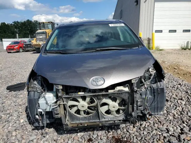 2017 TOYOTA SIENNA XLE  