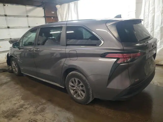 2021 TOYOTA SIENNA LE  