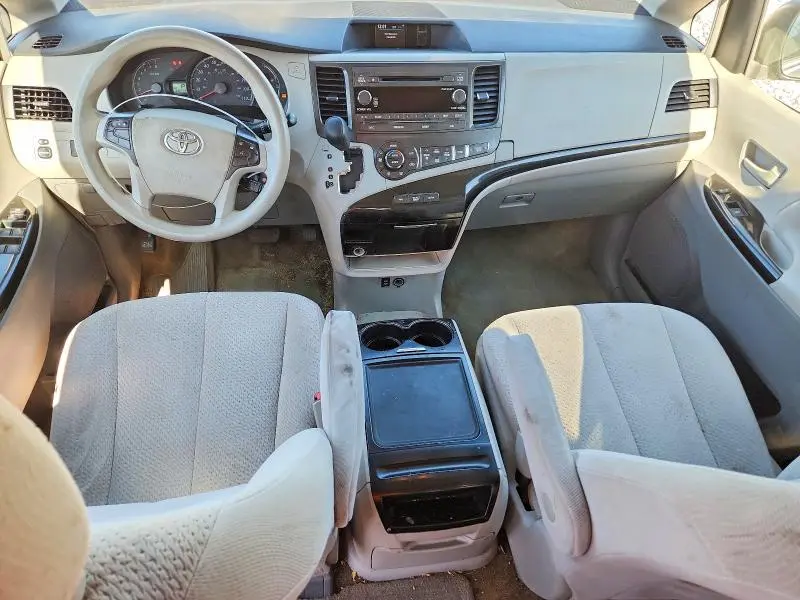 2014 TOYOTA SIENNA LE  