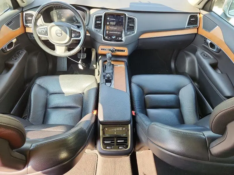 2022 VOLVO XC90 T6 MOMENTUM  