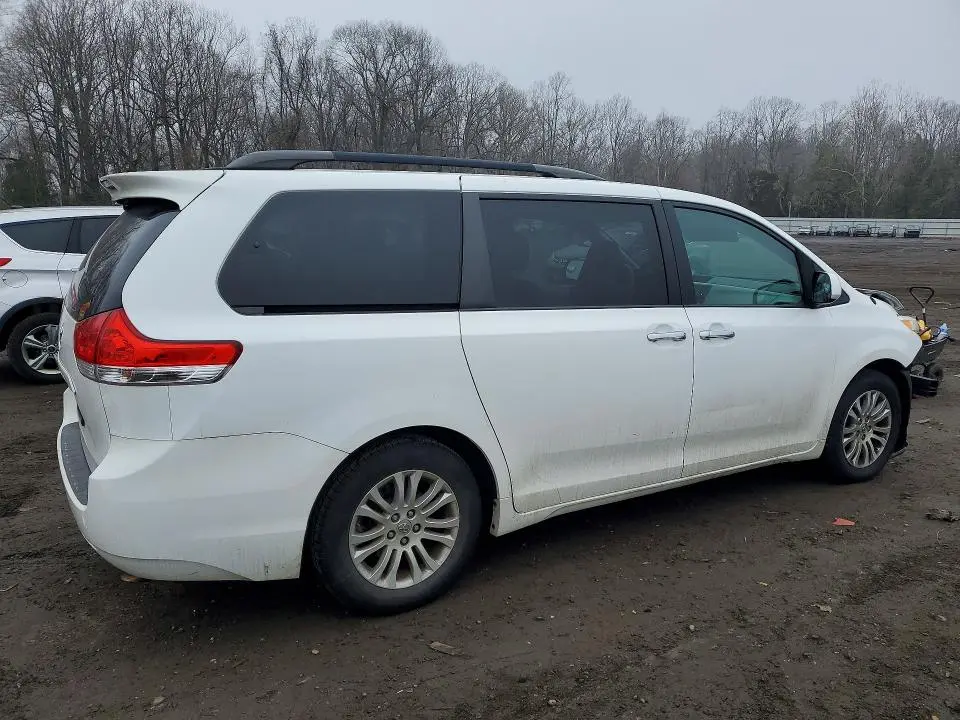 2013 TOYOTA SIENNA XLE  