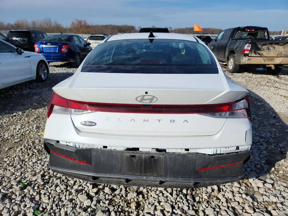 2024 HYUNDAI ELANTRA SE  