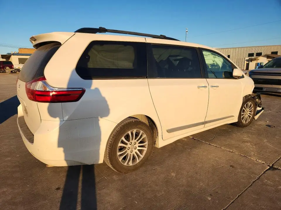 2019 TOYOTA SIENNA XLE  