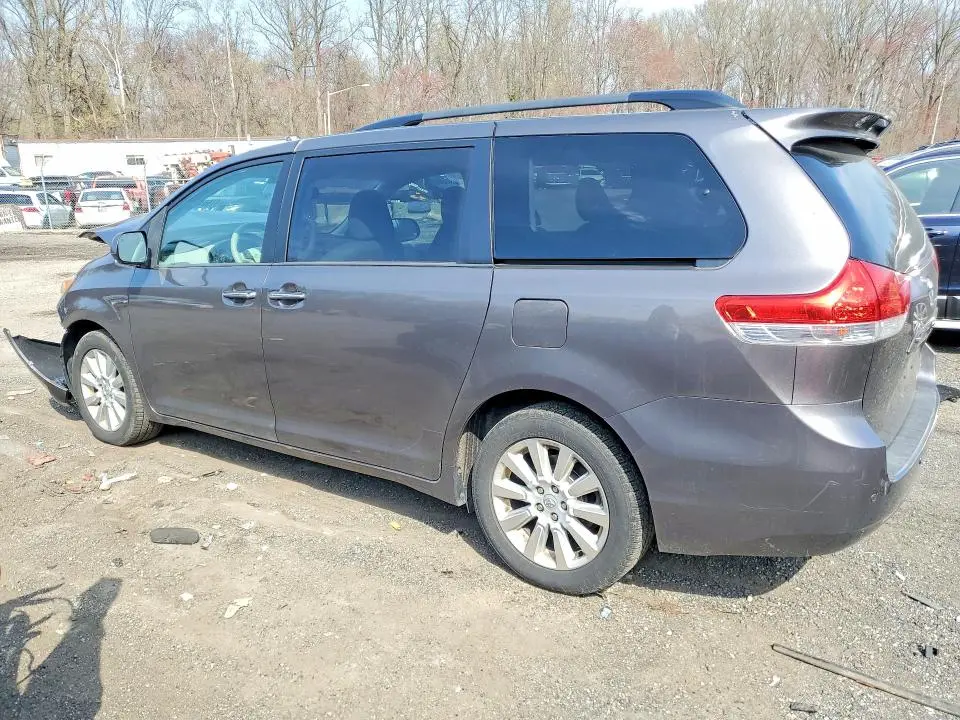 2014 TOYOTA SIENNA XLE 7-PASSENGER  