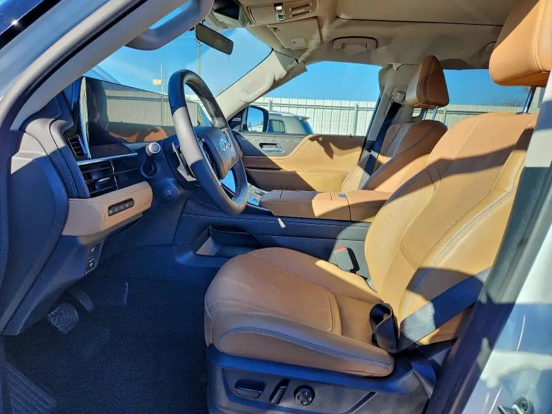 2025 INFINITI QX80 LUXE  