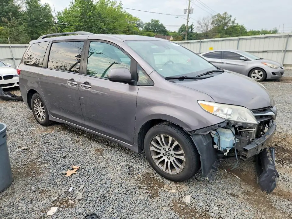 2019 TOYOTA SIENNA XLE 8-PASSENGER  