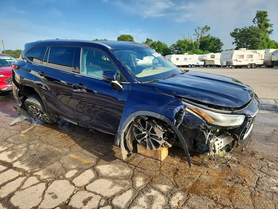 2022 TOYOTA HIGHLANDER XLE  