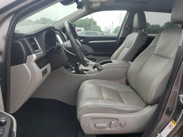 2019 TOYOTA HIGHLANDER SE  