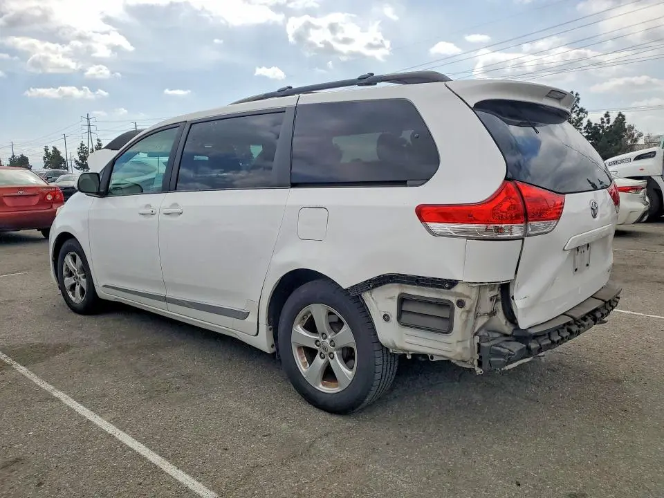 2014 TOYOTA SIENNA LE 8-PASSENGER  