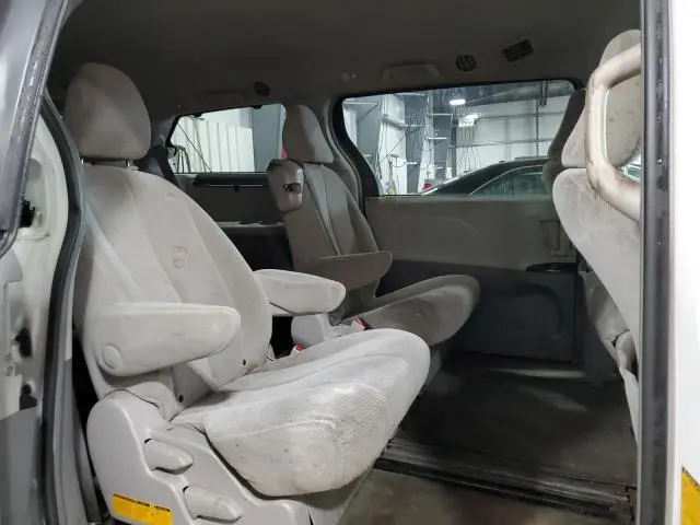 2014 TOYOTA SIENNA LE  