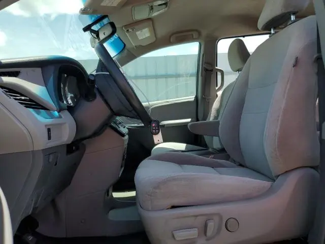 2017 TOYOTA SIENNA LE  