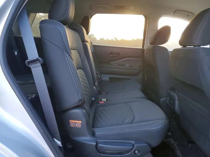 2024 NISSAN PATHFINDER SV  