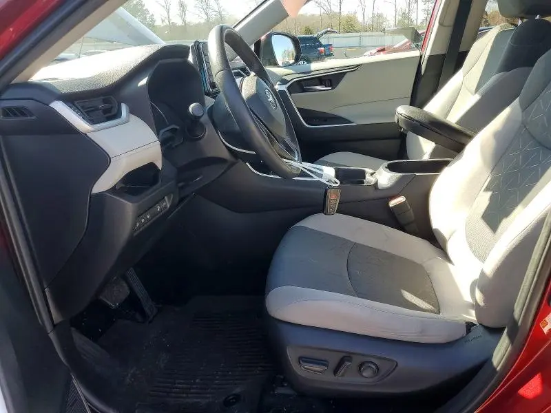 2021 TOYOTA RAV4 XLE  
