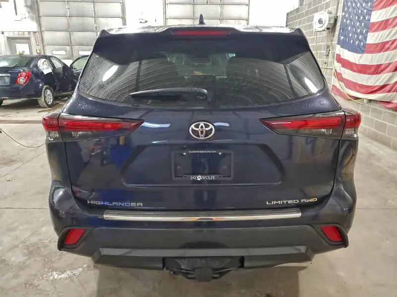 2024 TOYOTA HIGHLANDER LE  