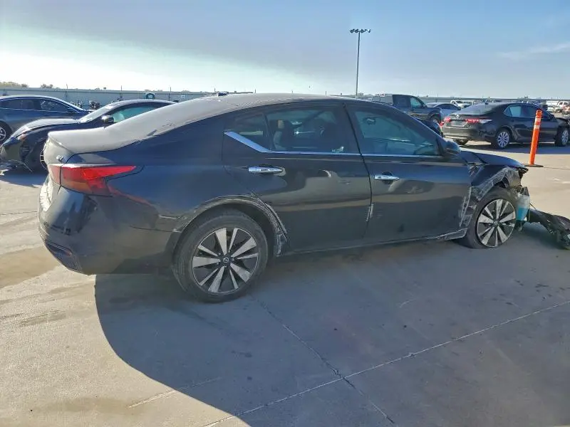 2022 NISSAN ALTIMA SV  