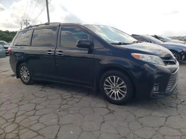 2018 TOYOTA SIENNA XLE  
