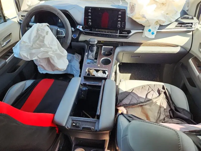2021 TOYOTA SIENNA XLE  