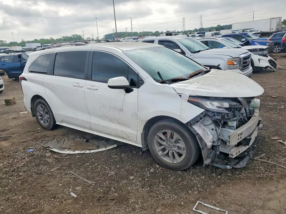 2022 TOYOTA SIENNA LE  