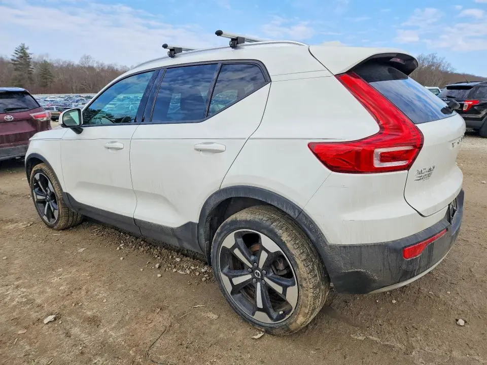 2020 VOLVO XC40 T5 MOMENTUM  