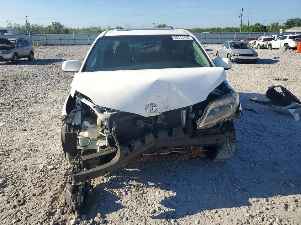 2017 TOYOTA SIENNA SE  