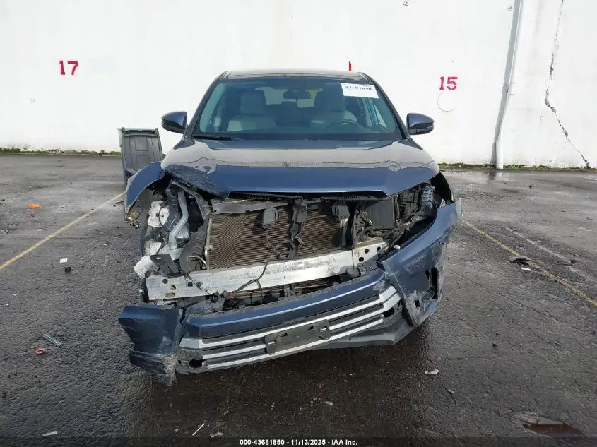 2019 TOYOTA HIGHLANDER LE