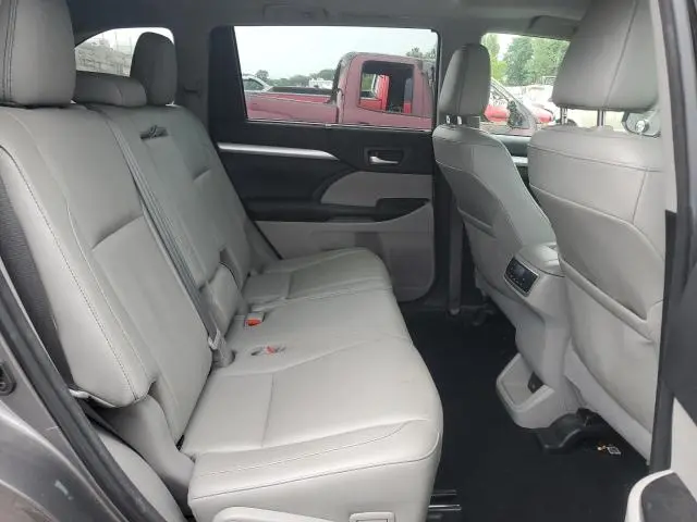 2018 TOYOTA HIGHLANDER SE  