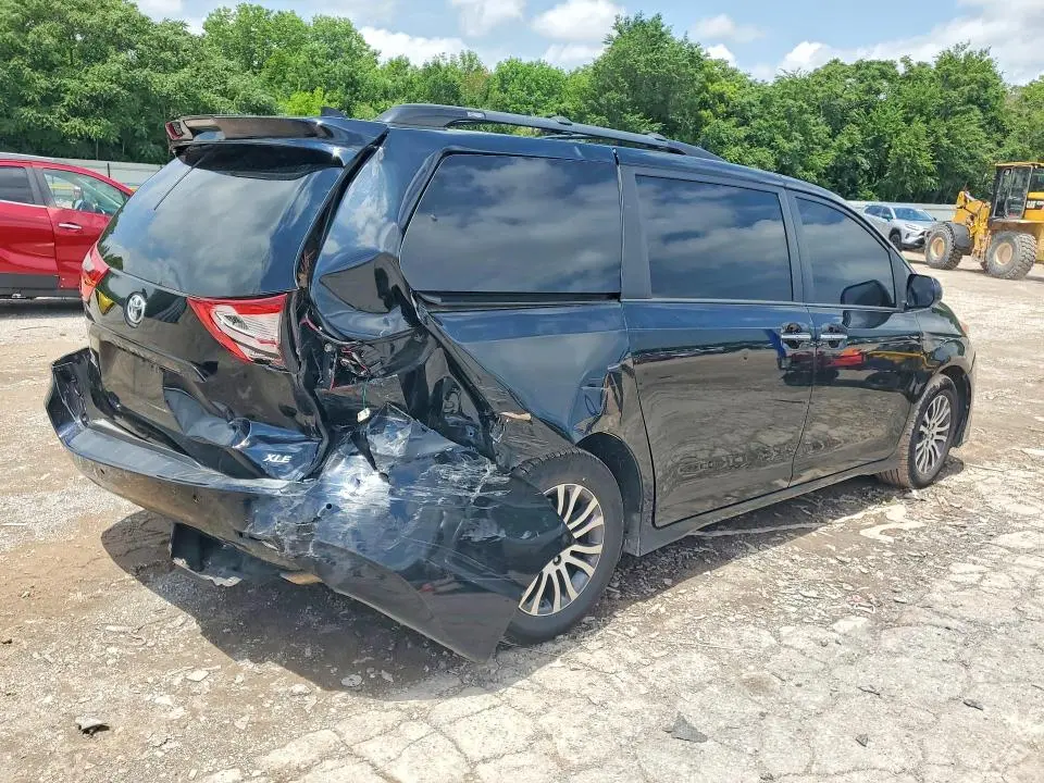 2018 TOYOTA SIENNA XLE 8-PASSENGER  
