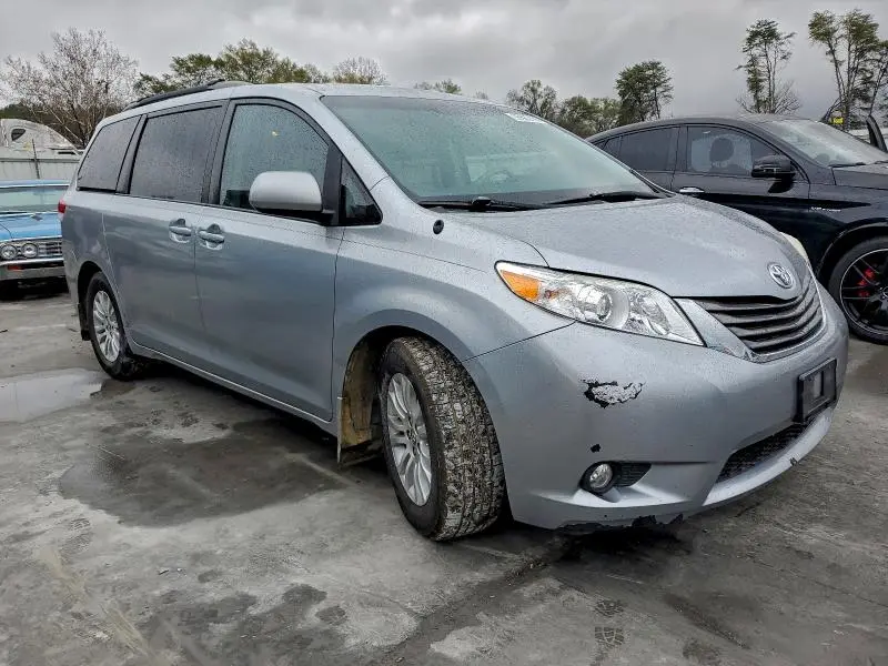 2011 TOYOTA SIENNA XLE  
