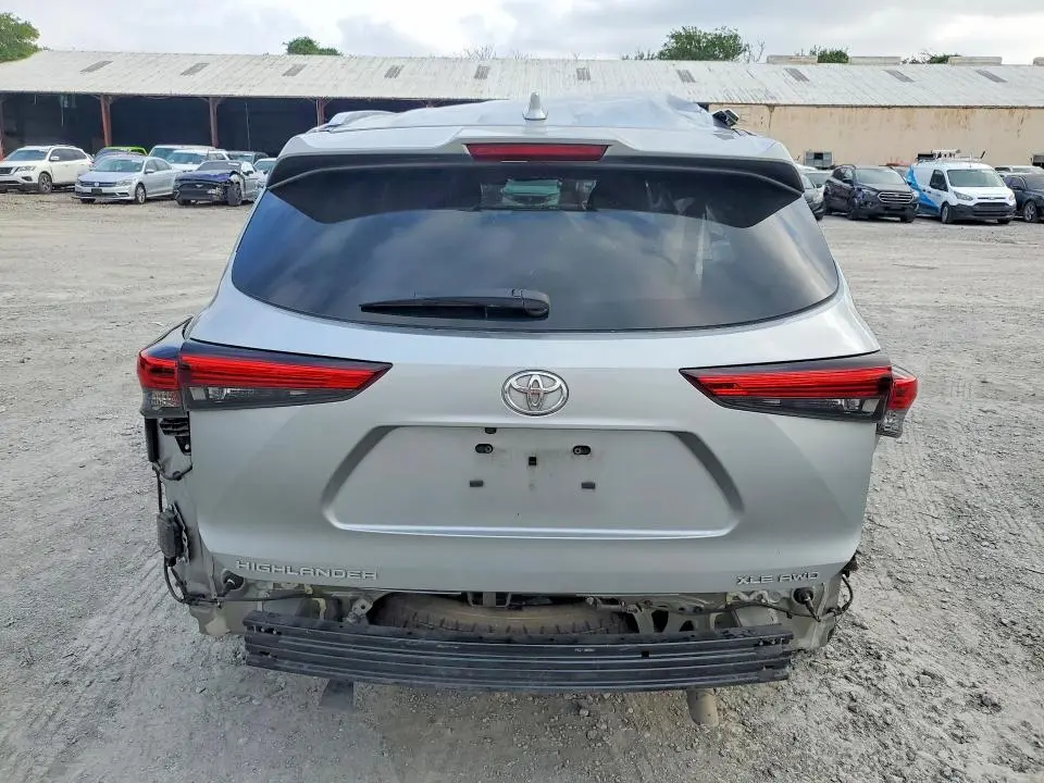 2021 TOYOTA HIGHLANDER XLE  