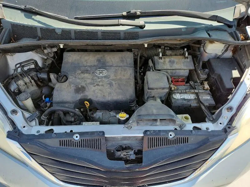 2011 TOYOTA SIENNA LE  