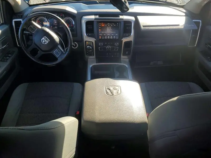 2016 RAM 1500 SLT  
